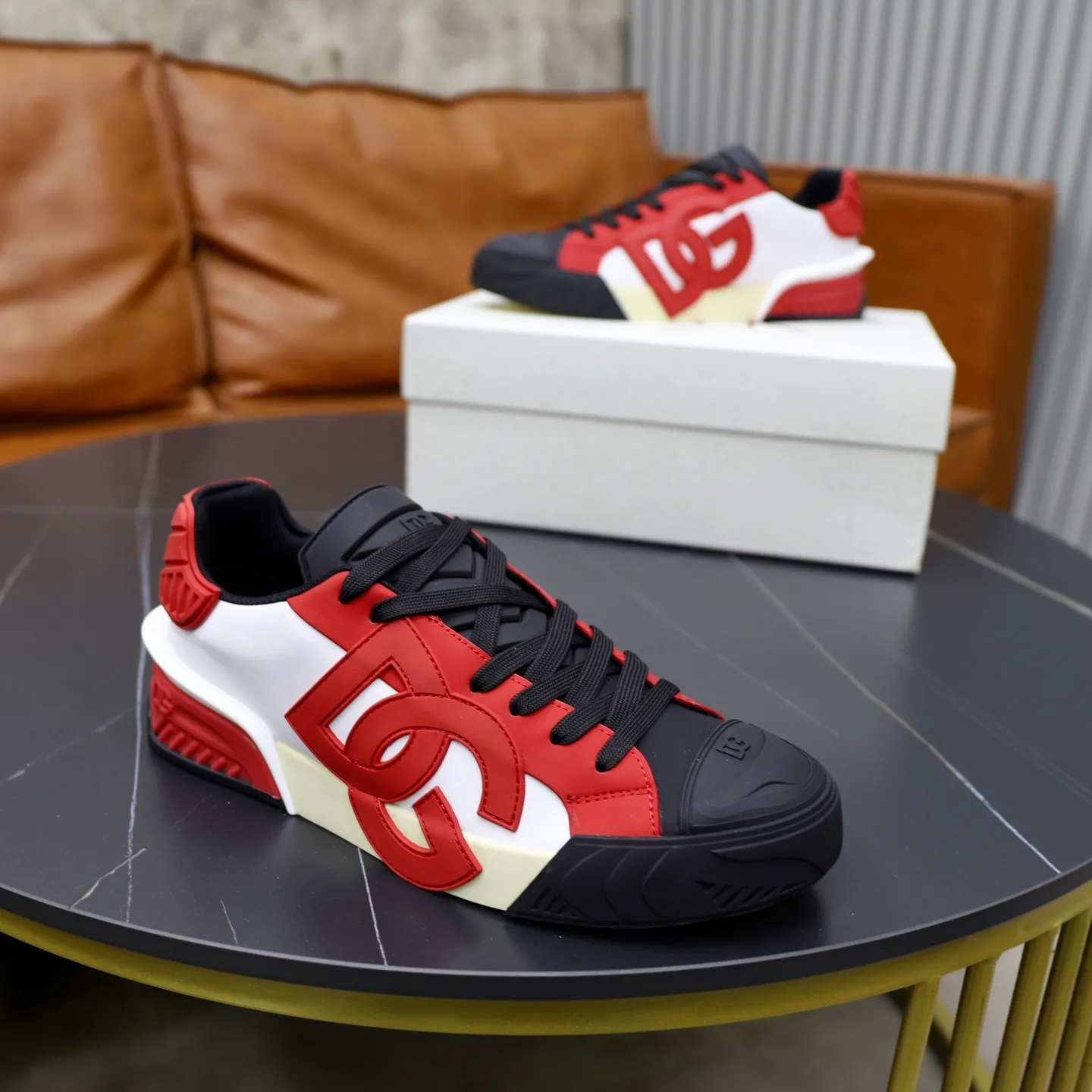 Ex-factory price: 600💰••New products••Dolce&Gabbana••DG✔️High-end men's sports•casual shoes. Original goods from top counters. Original imported multiple material splicing design ➕Original outsole.  Size: 38-44 (45, 46 customized)